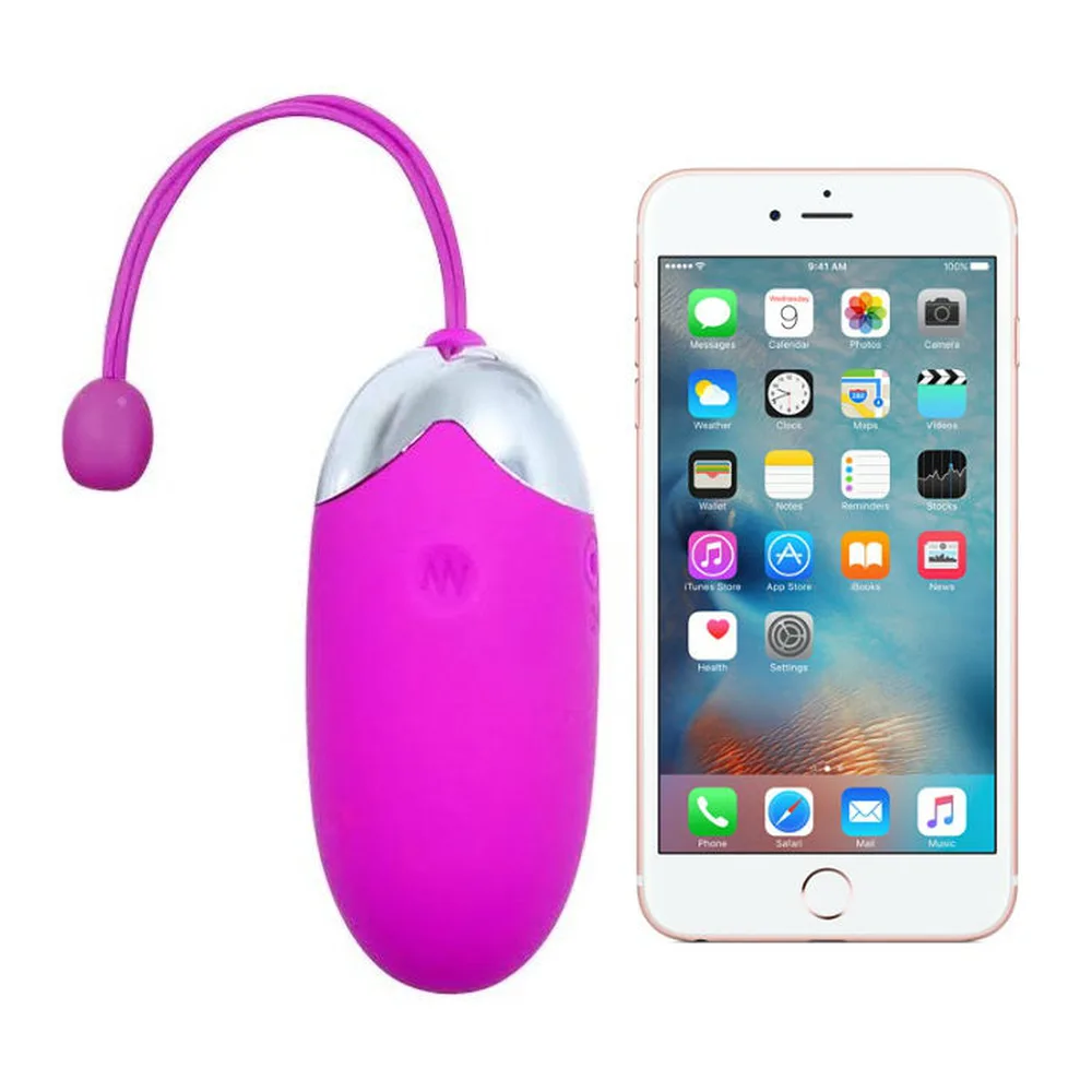 Œuf vibrant rose fuchsia avec boucle de suspension, commandé par application Bluetooth via smartphone noir, pictogrammes montrant contrôle à distance, réglages vibratoires, matière silicone et recharge USB