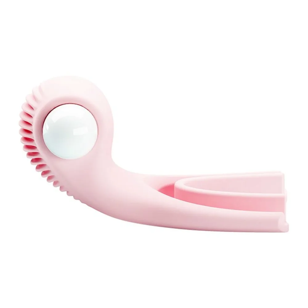 Stimulateur clitoridien Elsa en silicone rose pâle, de forme courbe avec une tête arrondie percée d'une fenêtre transparente et des picots souples, vue de profil sur fond blanc