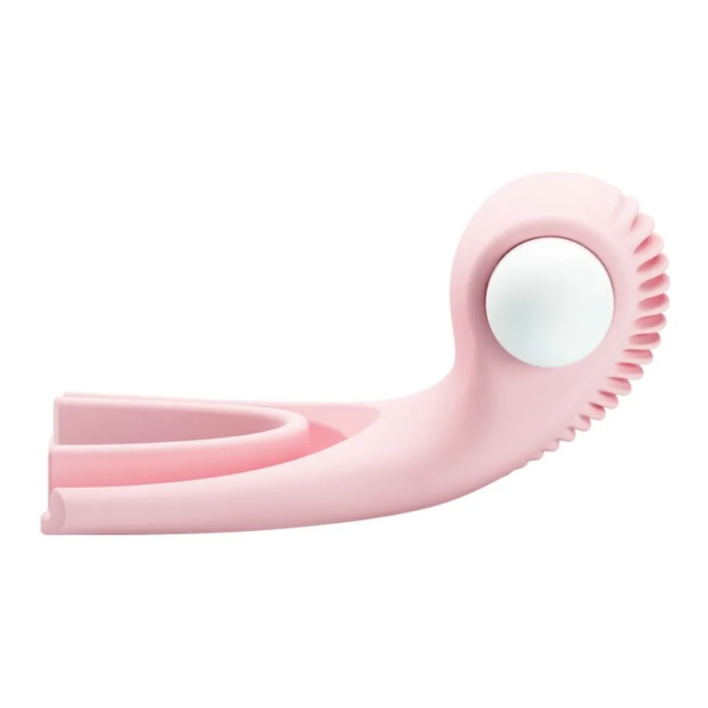 Stimulateur clitoridien Elsa en silicone rose pâle, de forme courbe avec une tête arrondie percée d'une fenêtre transparente et des picots souples, vue de profil sur fond blanc