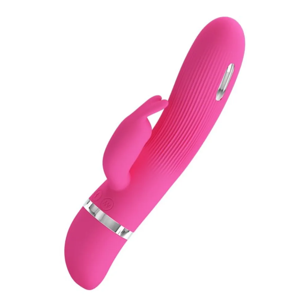 Vibromasseur rose en silicone avec stimulateur clitoridien, tige nervurée, anneau de commande chromé et embout arrondi, sur fond blanc