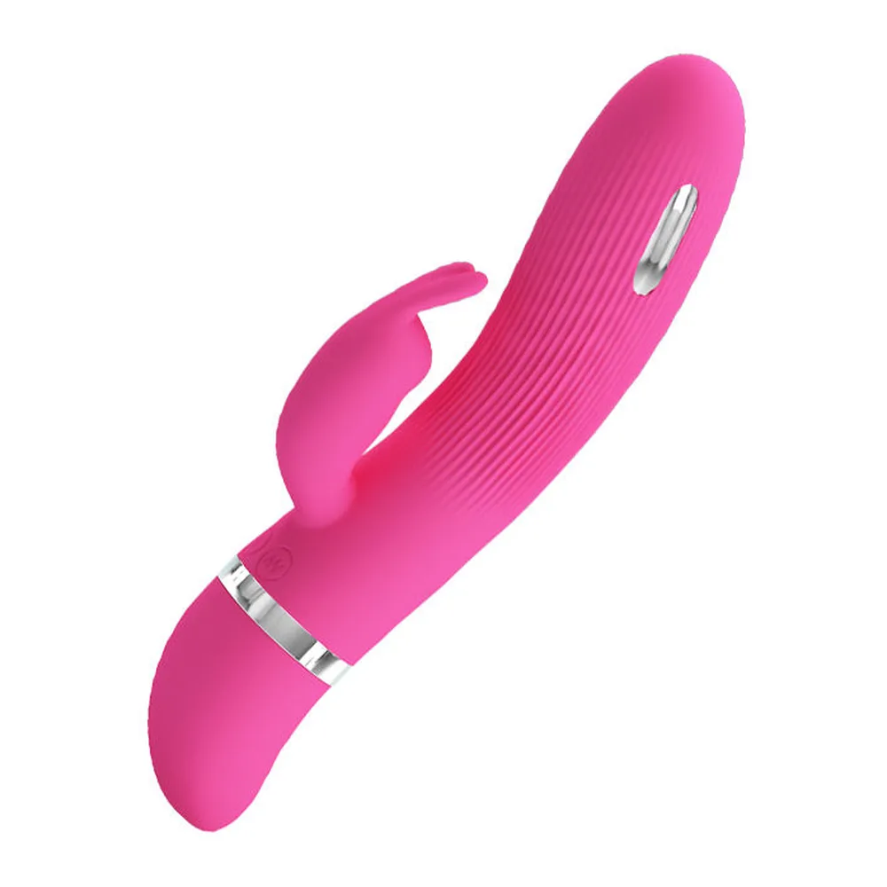 Vibromasseur rose en silicone avec stimulateur clitoridien, tige nervurée, anneau de commande chromé et embout arrondi, sur fond blanc
