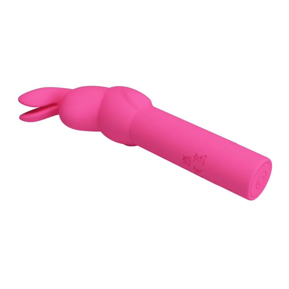 Vibromasseur rabbit rose vif en silicone, avec un corps cylindrique et des ailettes stimulantes à l'extrémité, sur fond blanc