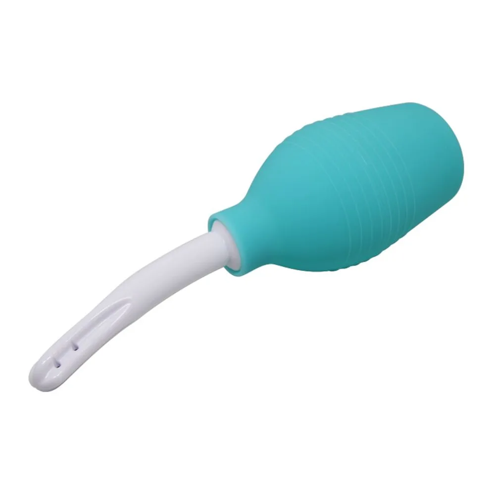 Poire à lavement turquoise en caoutchouc avec canule blanche courbée amovible percée sur les côtés, sur fond blanc