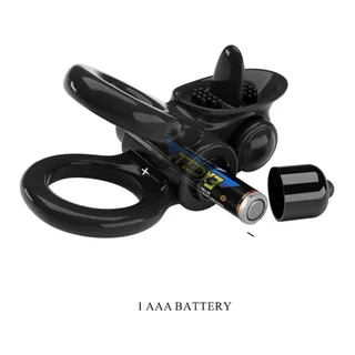 Cockring double en silicone noir avec moteur rotatif, anneau flexible, télécommande filaire, batterie AAA et capuchon de protection sur fond blanc