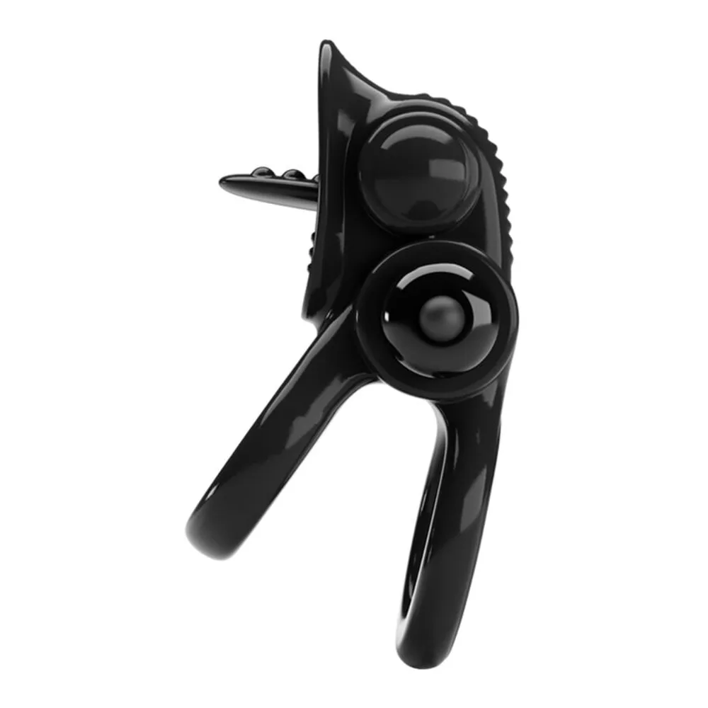 Cockring double en silicone noir avec moteur rotatif, anneau flexible, télécommande filaire, batterie AAA et capuchon de protection sur fond blanc