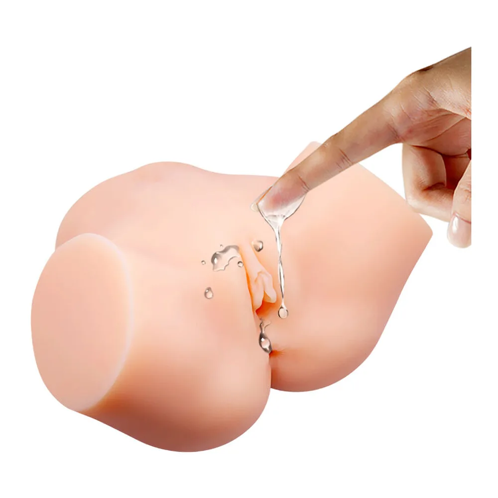 Masturbateur réaliste en silicone beige clair avec deux cavités ouvertes, versé d'eau par une main pour montrer sa porosité