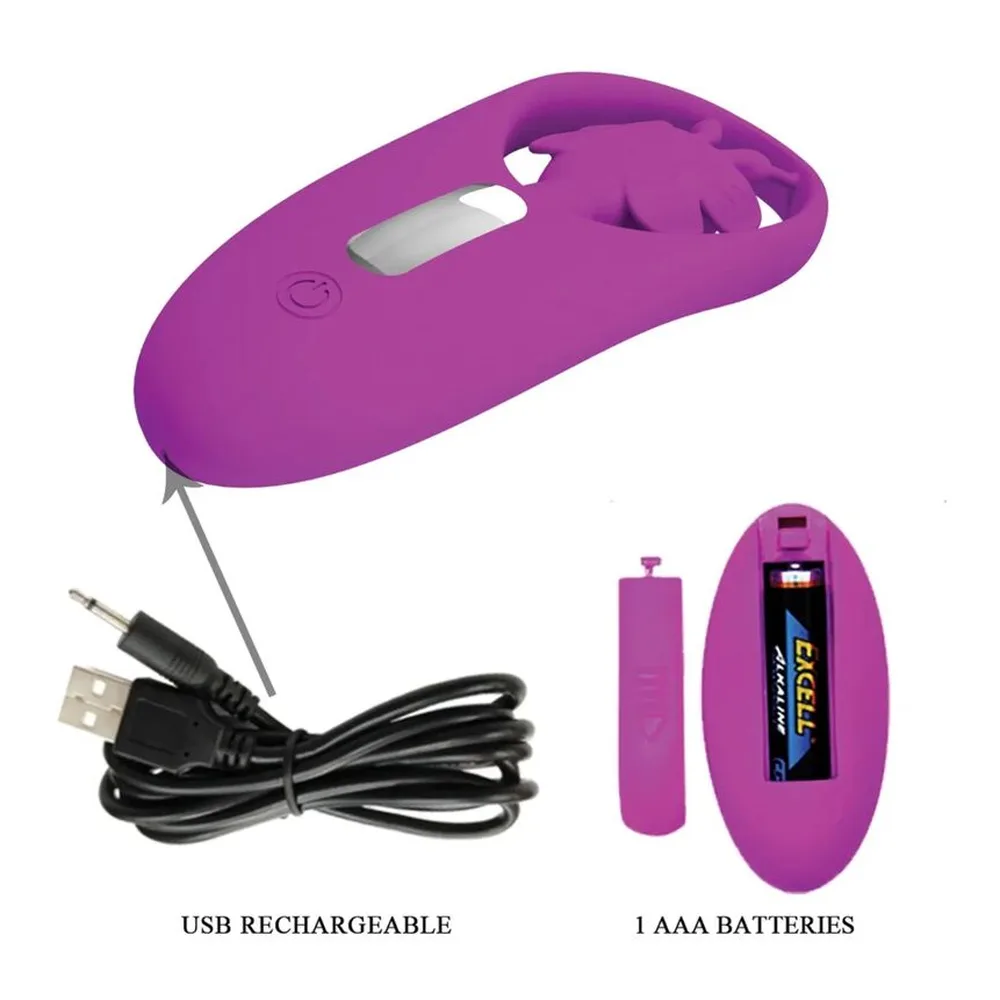 Stimulateur papillon rose magenta avec ailes ajourées, présenté avec câble USB de recharge et télécommande ovale rose assortie, batterie AAA visible