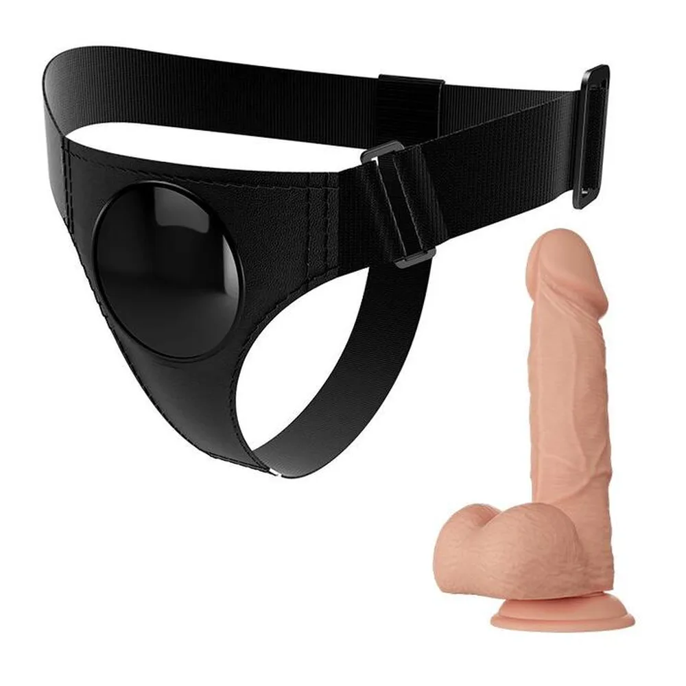 Slip harnais noir extensible avec gode réaliste en silicone, système de fixation par sangle ajustable, détail du clip de maintien en incrustation