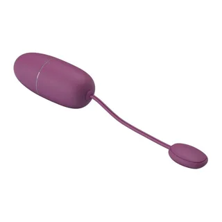 Œuf Vibrant Nymphe Pretty Love, coloris lilas, tenu en main pour juger de sa taille réelle