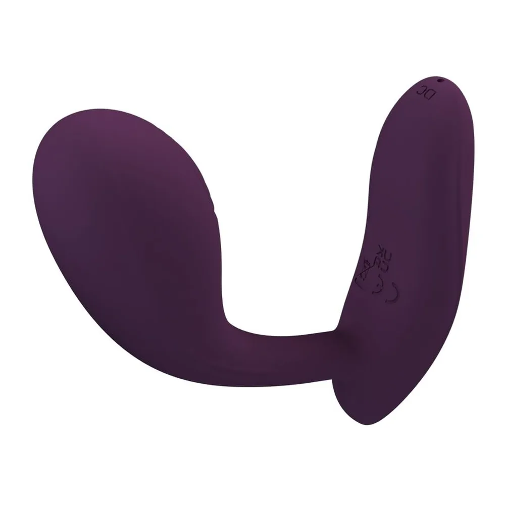 Jouet en silicone rose pâle, forme incurvée avec extrémité arrondie, surface lisse et brillante, bouton d'allumage sur le côté, sur fond blanc