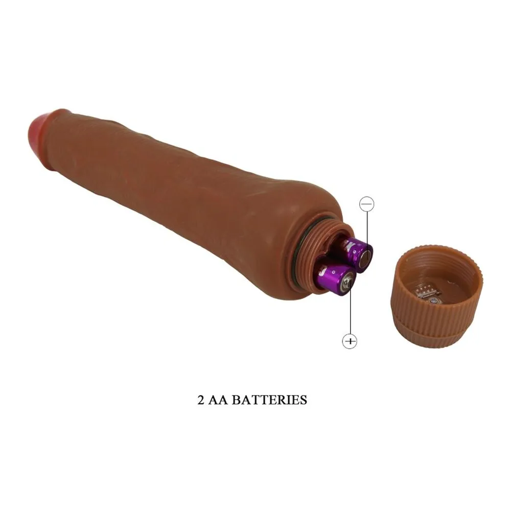 Vibromasseur réaliste en silicone marron mat, forme allongée et fine, embout arrondi, avec moteur vibrant visible et capuchon de rangement assorti, fonctionnement à 2 piles AA