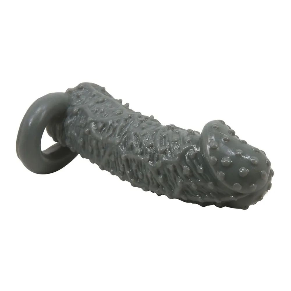 Manchon pénien en silicone gris avec surface texturée de picots irréguliers, anneau de préhension à la base, sur fond blanc