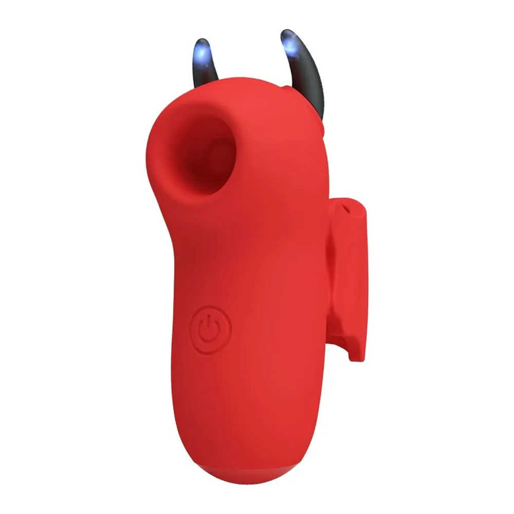 Stimulateur clitoridien rouge en silicone tenu en main, avec embout noir, présenté de profil sur fond blanc