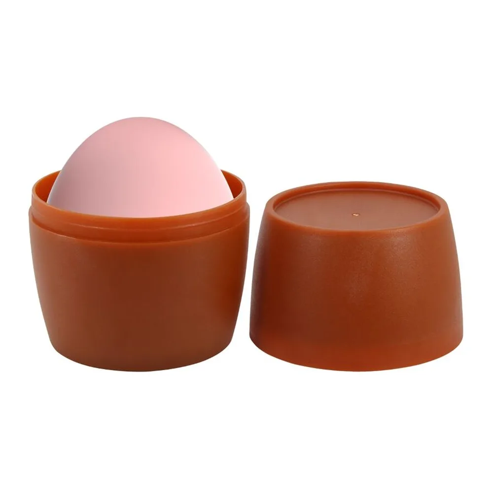 Masturbateur en silicone rose en forme d'œuf, montrant la surface lisse d'un côté et l'intérieur texturé de l'autre, présenté avec son emballage tonneau en bois naturel décorée