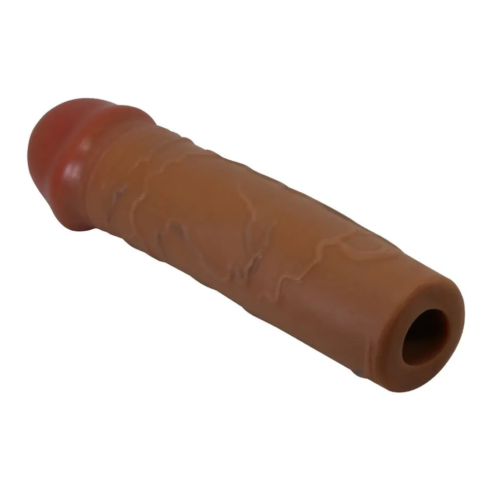 Manchon pénis marron en silicone avec reliefs texturés, tête en relief prononcée, forme cylindrique sur fond blanc