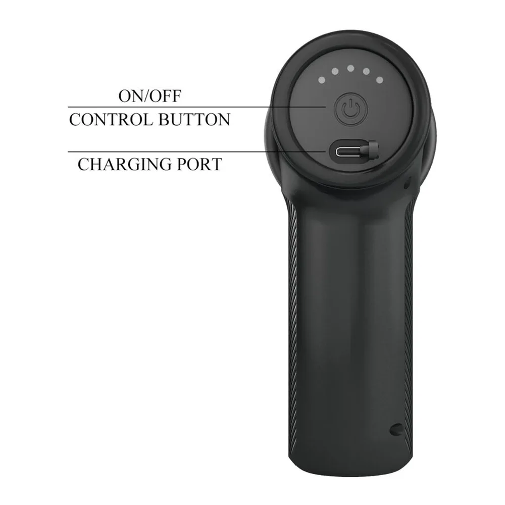 Masseur clitoridien noir en silicone avec poignée ergonomique striée, tête souple et arrondie, bouton de commande sur le côté, fond blanc