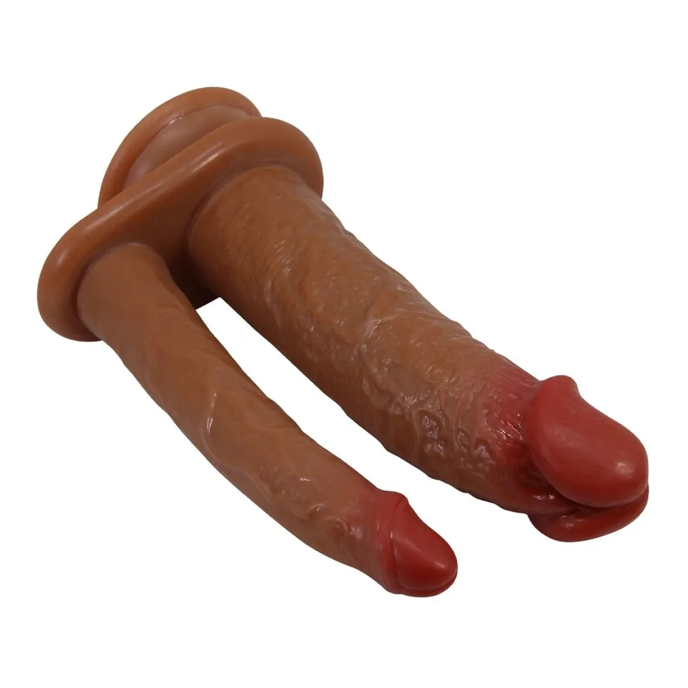 Double gode en silicone avec deux tiges réalistes marron clair, extrémités rouge foncé, base ventouse marron sur fond blanc