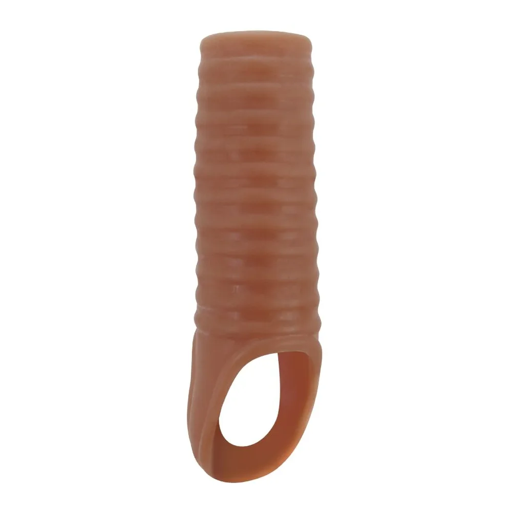 Gaine pénis en silicone transparent avec nervures horizontales épaisses et anneau de base large, sur fond blanc