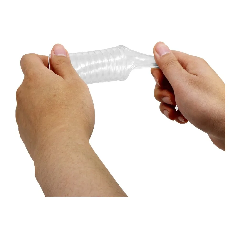 Gaine pénis en silicone transparent avec nervures horizontales épaisses et anneau de base large, sur fond blanc