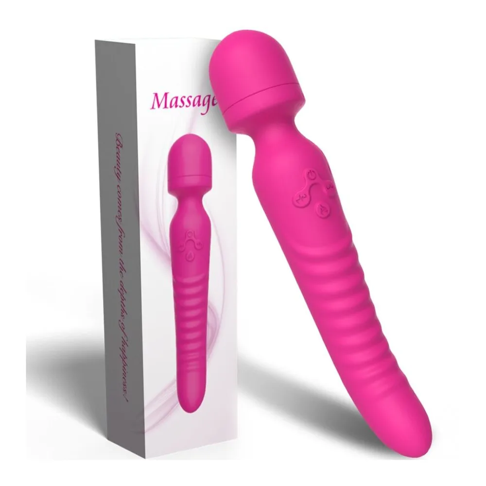 Vibromasseur rose vif avec tête arrondie et corps texturé côte à côte avec son emballage gris et blanc sur fond neutre