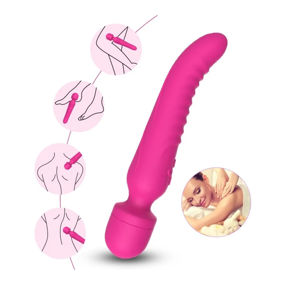Vibromasseur rose vif avec tête arrondie et corps texturé côte à côte avec son emballage gris et blanc sur fond neutre