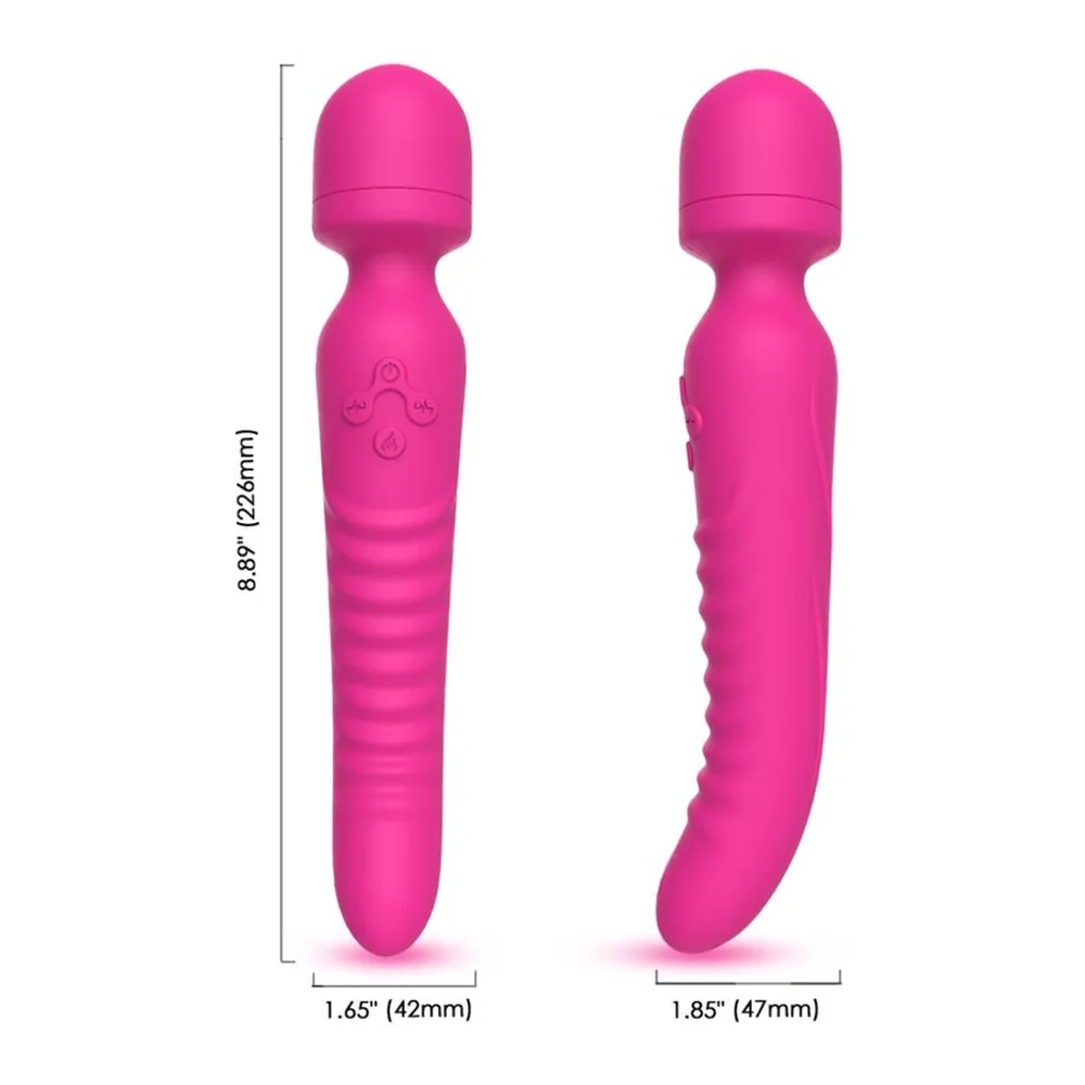 Vibromasseur rose vif avec tête arrondie et corps texturé côte à côte avec son emballage gris et blanc sur fond neutre
