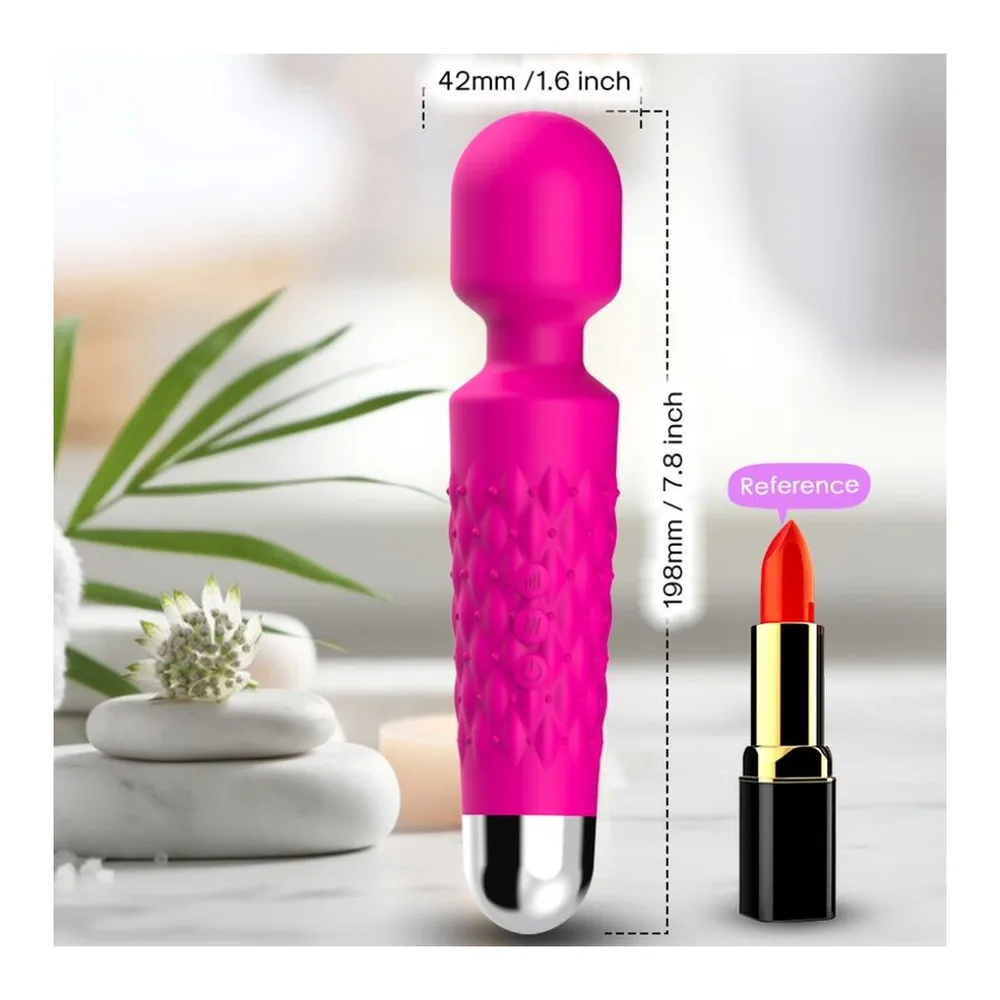 Masseur rose vif avec tête arrondie lisse et manche texturisé, présenté à côté de son emballage blanc et coloré, base métallique argentée visible