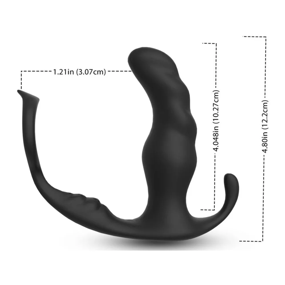 Stimulateur de prostate noir en silicone avec bras périnéal et anneau pénien, tenu en main avec sa télécommande sans fil, montrant la forme ergonomique et les touches de commande