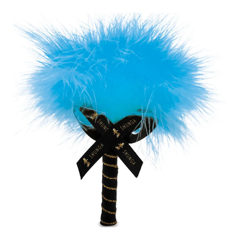 Pinceau de poudre de massage avec tête voluptueuse en plumes bleues, manche noir orné de ruban noir imprimé, sur fond blanc