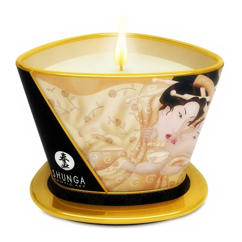 Bougie de massage en verre doré avec décor asiatique beige et noir, socle doré, mèche allumée, bandeau noir Shunga sur le côté