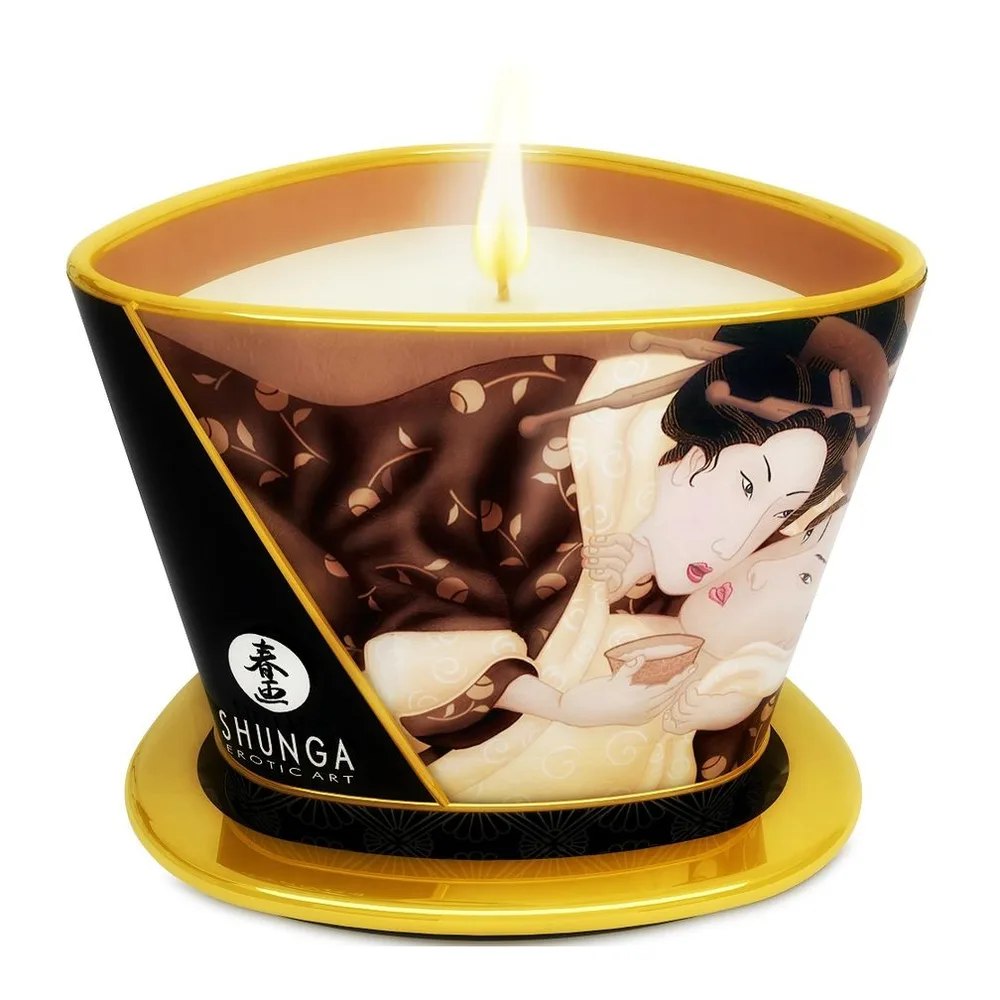 Bougie de massage Shunga au chocolat dans un récipient doré avec motif érotique, mèche allumée, base dorée, étiquette noire et or