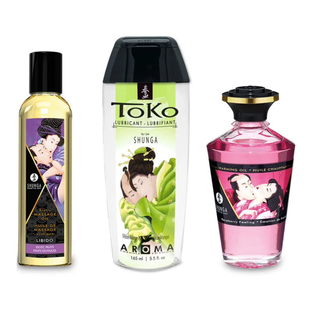 Kit de trois huiles de massage Shunga : flacon jaune parfum baie noire, flacon blanc aroma melon, flacon rose huile chauffante framboise, avec bouchons noirs et dorés sur fond blanc