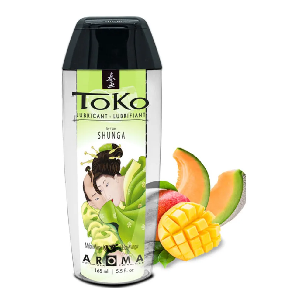 Kit de trois huiles de massage Shunga : flacon jaune parfum baie noire, flacon blanc aroma melon, flacon rose huile chauffante framboise, avec bouchons noirs et dorés sur fond blanc