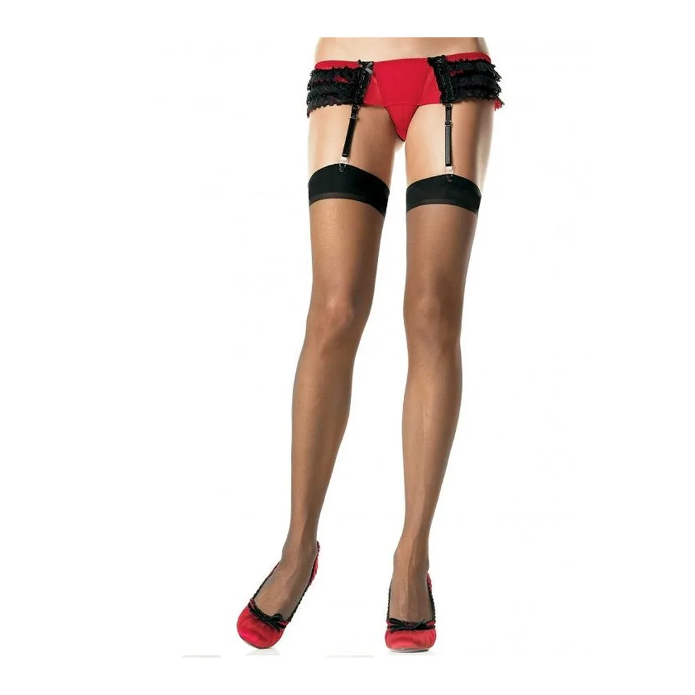 Bas voile noirs avec bande de maintien mate à la cuisse, orteils et talon renforcés, sur mannequin avec porte-jarretelles rouge et noir