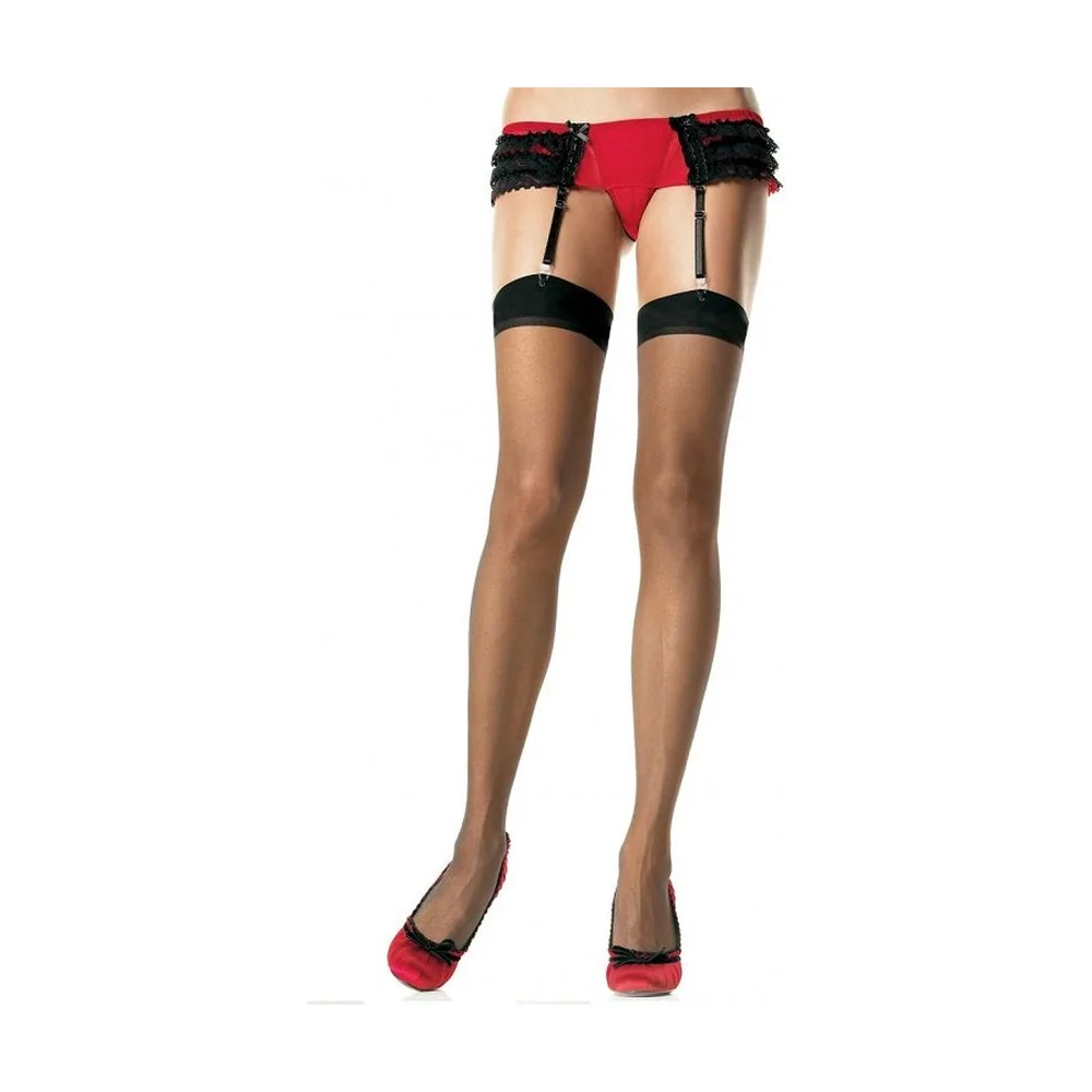 Bas voile noirs avec bande de maintien mate à la cuisse, orteils et talon renforcés, sur mannequin avec porte-jarretelles rouge et noir