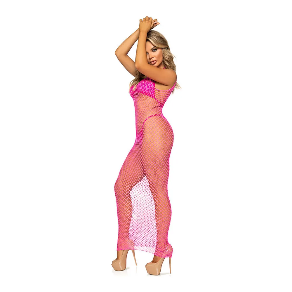 Robe longue en filet rose fuchsia à mailles fines, dos ouvert, avec détails en dentelle aux épaules, portée avec des talons hauts sur fond blanc