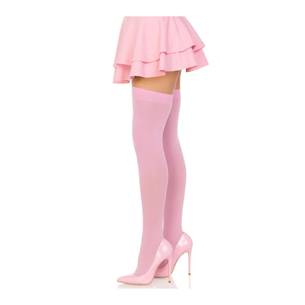 Cuisses hautes en nylon rose clair avec bande de silicone au-dessus du genou, portées avec un top court rose et talons assortis sur fond blanc