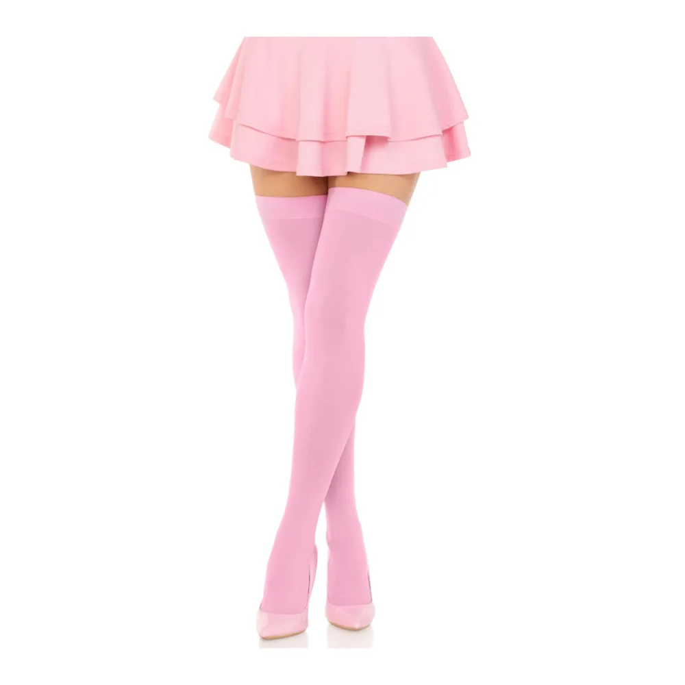 Cuisses hautes en nylon rose clair avec bande de silicone au-dessus du genou, portées avec un top court rose et talons assortis sur fond blanc