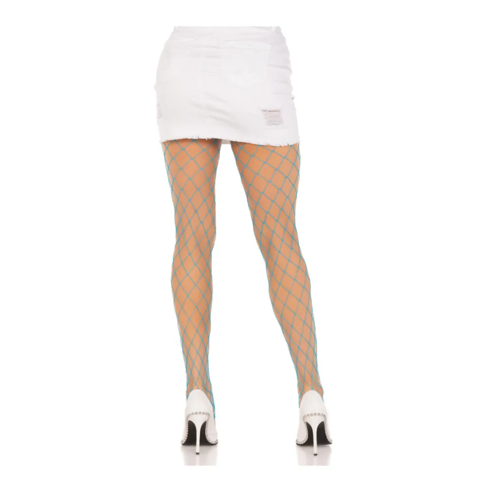 Collants résille à grandes mailles losange orange fluo, portés avec une mini-jupe irisée bleu et violet, et des escarpins fuchsia, sur fond blanc