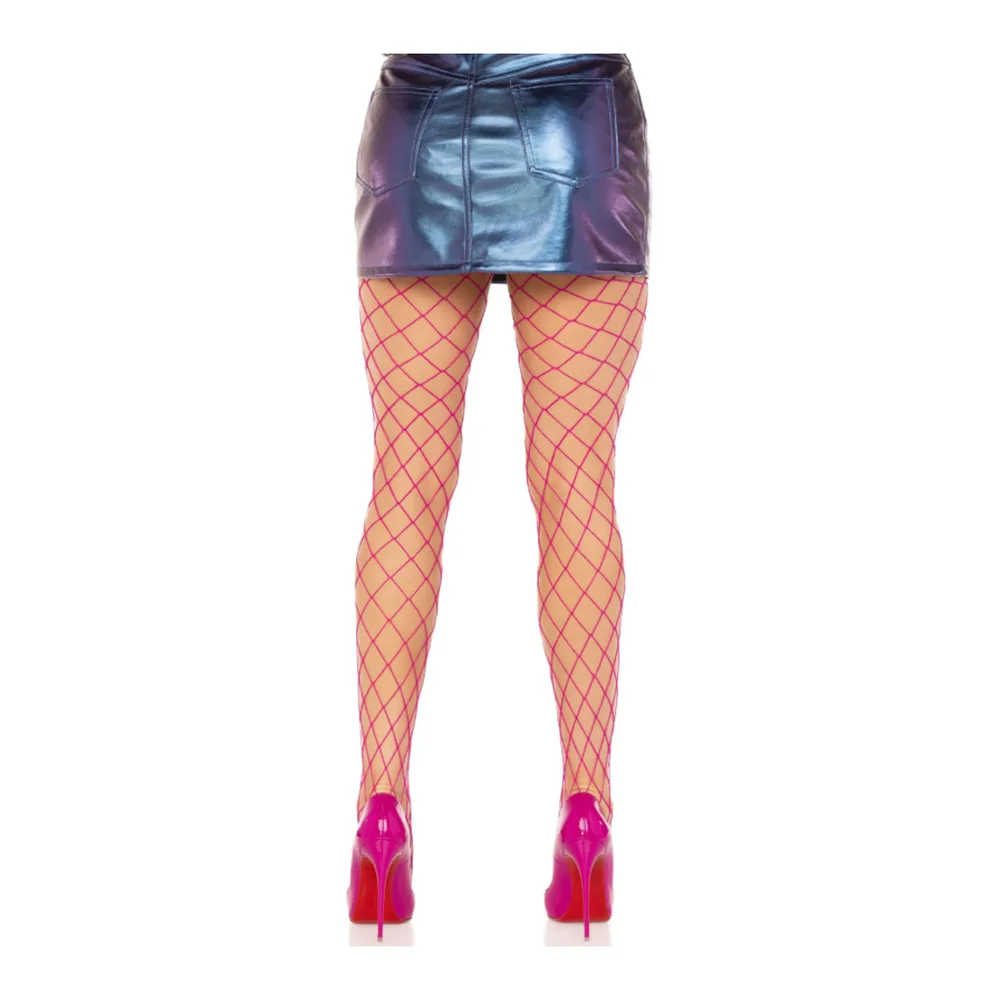 Collants résille à grandes mailles losange orange fluo, portés avec une mini-jupe irisée bleu et violet, et des escarpins fuchsia, sur fond blanc