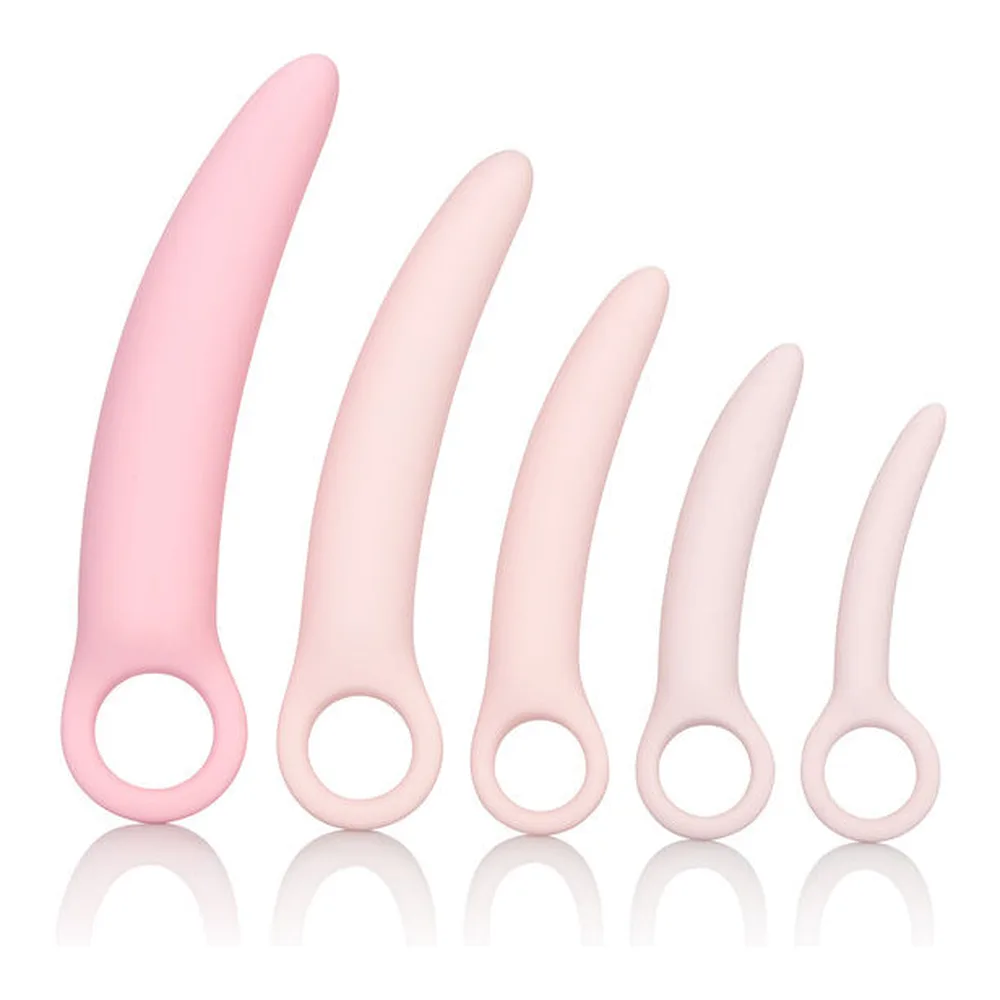 Cinq dilatateurs en silicone de tailles graduées, du rose vif au beige clair, avec anneau de préhension, sur fond blanc