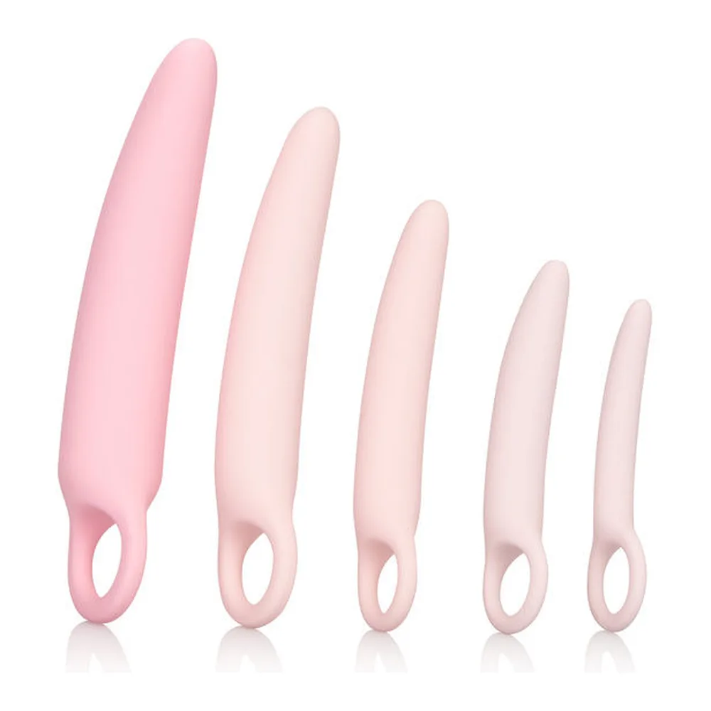 Cinq dilatateurs en silicone de tailles graduées, du rose vif au beige clair, avec anneau de préhension, sur fond blanc