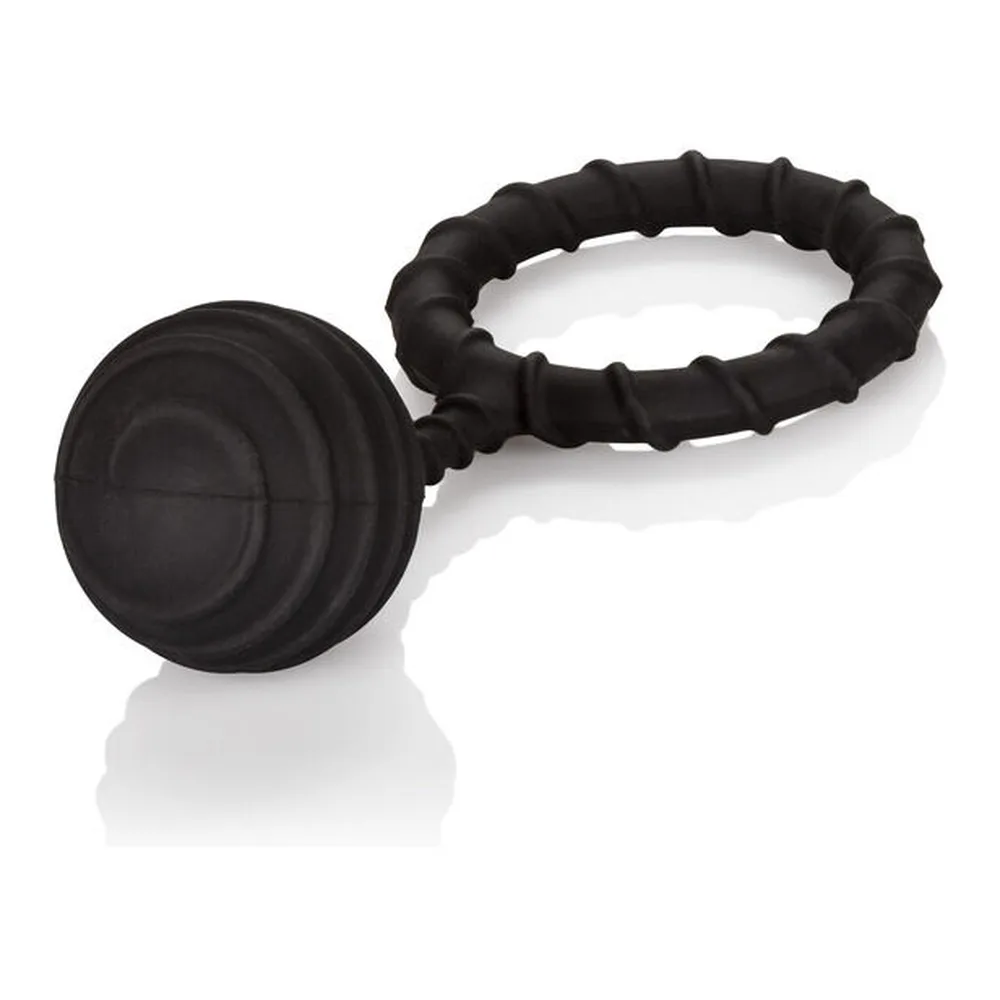 Cockring en silicone noir avec boule lestée reliée par un anneau texturé extensible, sur fond blanc
