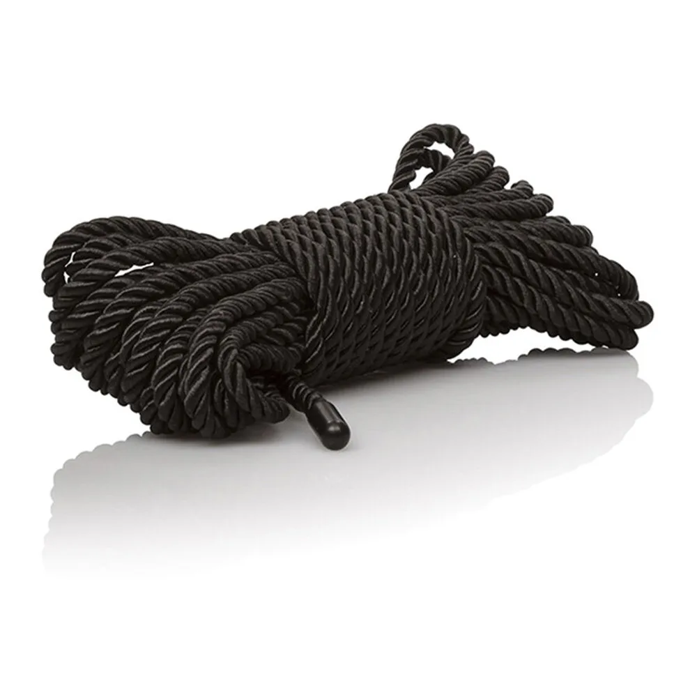 Corde de bondage rouge enroulée avec deux extrémités libres et un petit embout rouge, sur fond blanc