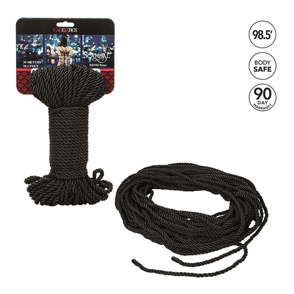 Emballage et corde de bondage noire de 30 mètres en coton-polyester, enroulée et présentée avec ses extrémités nouées, sur fond blanc