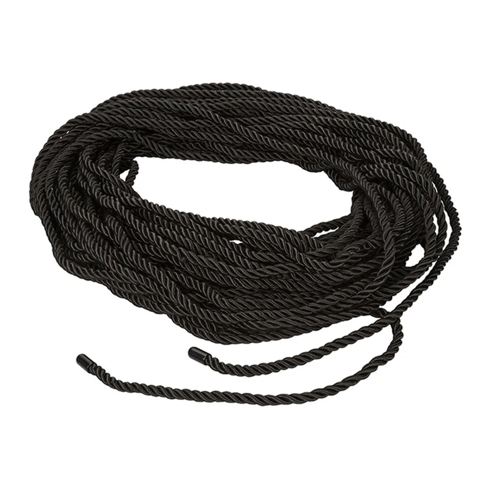 Emballage et corde de bondage noire de 30 mètres en coton-polyester, enroulée et présentée avec ses extrémités nouées, sur fond blanc