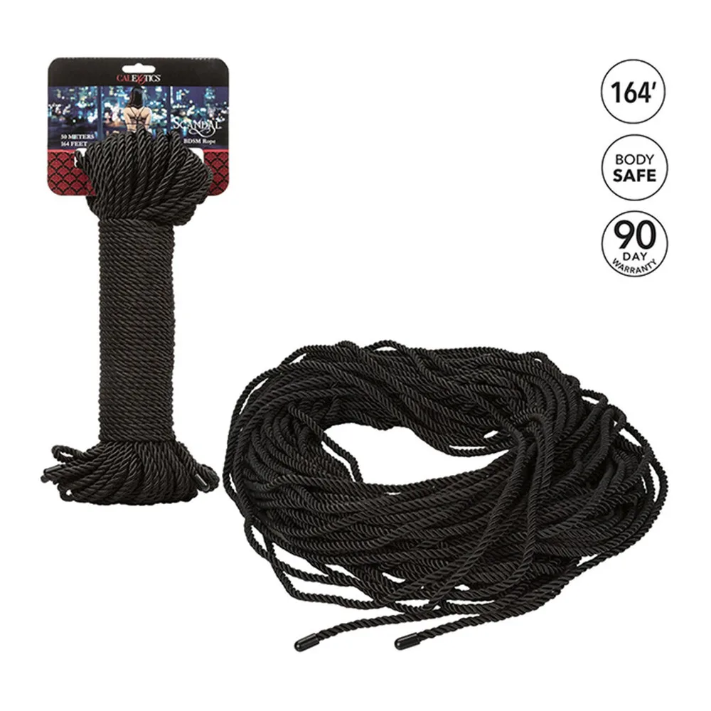 Corde de bondage noire en coton-polyester, présentée en deux parties : un nœud noué et une coil enroulée, emballage visible en haut