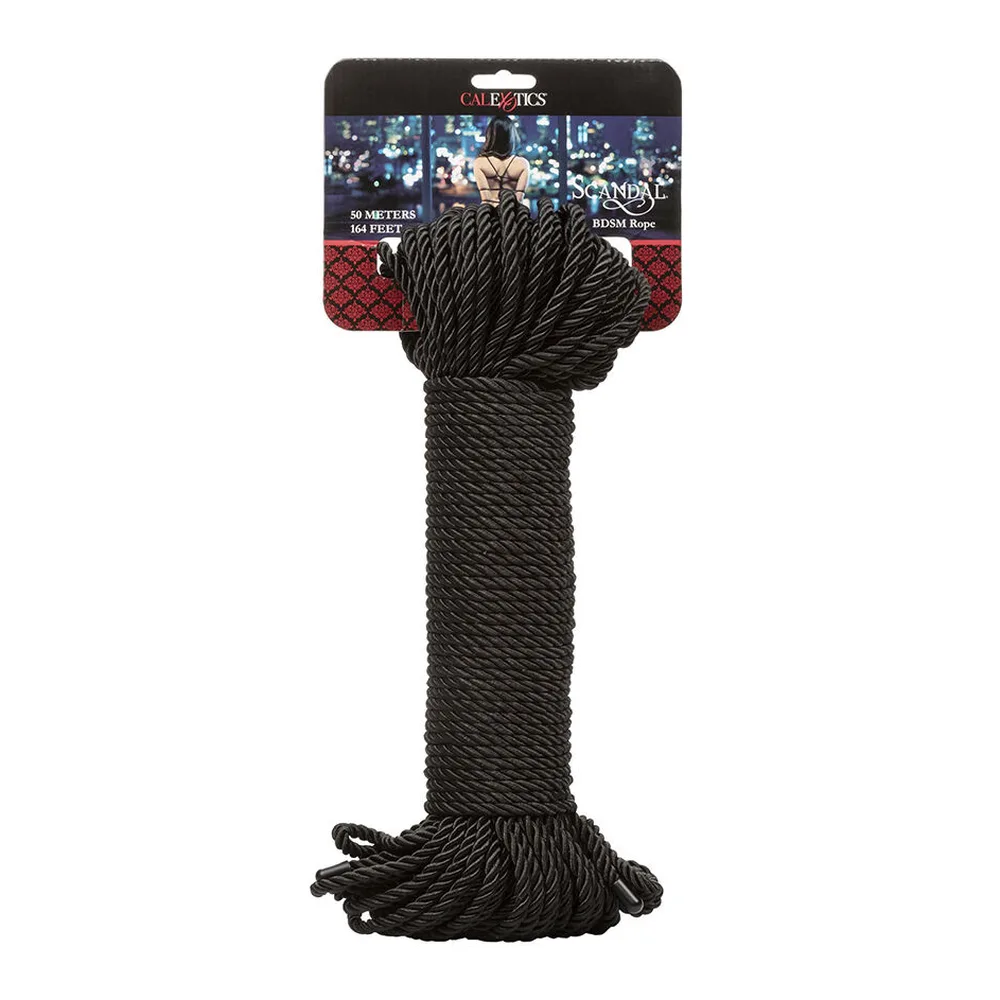 Corde de bondage noire en coton-polyester, présentée en deux parties : un nœud noué et une coil enroulée, emballage visible en haut