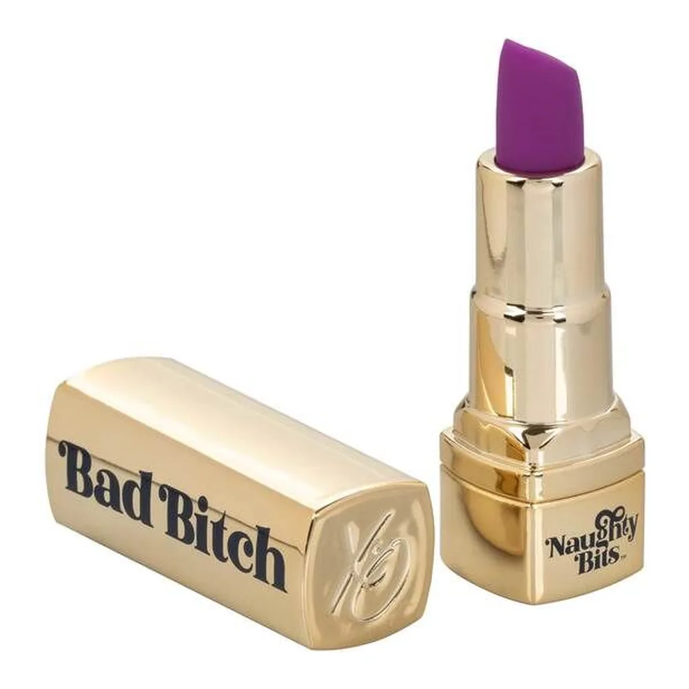 Stimulateur clitoridien rechargeable déguisé en rouge à lèvres doré avec embout violet, présenté avec son capuchon gravé Bad Bitch