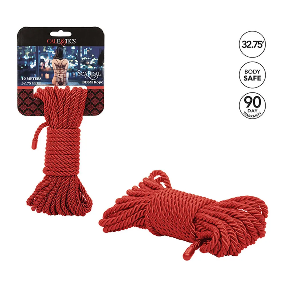 Corde de bondage rouge enroulée avec deux extrémités libres et un petit embout rouge, sur fond blanc